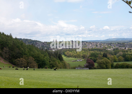 Ein Blick auf die Stadt von crieff von einem lokalen Wanderweg an einem sonnigen Frühlingstag Perth und Kinross Schottland Stockfoto