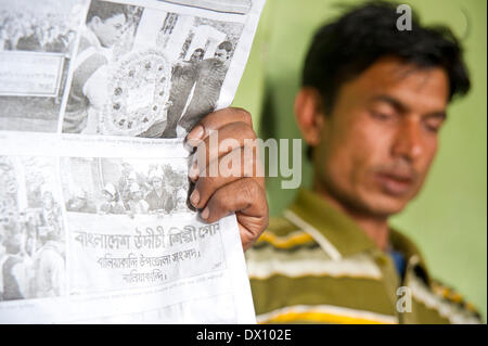 Maimansingh, Bangladesch. 23. Februar 2014. Versammeln Sie 23. Februar 2014, Mymensingh, Bangladesch - Community-Mitglieder von Ragobpur in Maimansingh Zustand, um Bücher in einer Bibliothek durch Absolventen der 2013 Leadership Development Program verjüngt zu lesen. Counterpart International setzt das Programm durch Partneragenturen wie Demokratie Uhr zur Stärkung der Zivilgesellschaft in Bangladesch. © David Snyder/ZUMAPRESS.com/Alamy Live-Nachrichten Stockfoto