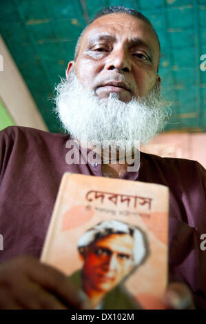 Maimansingh, Bangladesch. 23. Februar 2014. Versammeln Sie 23. Februar 2014, Mymensingh, Bangladesch - Community-Mitglieder von Ragobpur in Maimansingh Zustand, um Bücher in einer Bibliothek durch Absolventen der 2013 Leadership Development Program verjüngt zu lesen. Counterpart International setzt das Programm durch Partneragenturen wie Demokratie Uhr zur Stärkung der Zivilgesellschaft in Bangladesch. © David Snyder/ZUMAPRESS.com/Alamy Live-Nachrichten Stockfoto