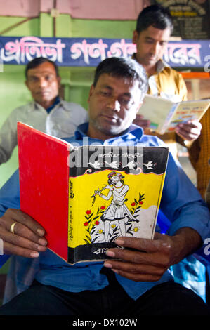 Maimansingh, Bangladesch. 23. Februar 2014. Versammeln Sie 23. Februar 2014, Mymensingh, Bangladesch - Community-Mitglieder von Ragobpur in Maimansingh Zustand, um Bücher in einer Bibliothek durch Absolventen der 2013 Leadership Development Program verjüngt zu lesen. Counterpart International setzt das Programm durch Partneragenturen wie Demokratie Uhr zur Stärkung der Zivilgesellschaft in Bangladesch. © David Snyder/ZUMAPRESS.com/Alamy Live-Nachrichten Stockfoto