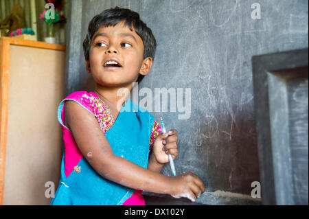 Maimansingh, Bangladesch. 23. Februar 2014. 23. Februar 2014, Mymensingh, Bangladesch - üben Studenten Sie ihr Englisch in einem Kindergarten begonnen von 2013 Absolvent der Leadership Development Program in der Gemeinschaft der Matkhola Mor, Ishwardia, Bangladesch. Durch das Programm hilft Counterpart International, zukünftige Führungskräfte zu entwickeln und die Stärkung der Zivilgesellschaft. © David Snyder/ZUMAPRESS.com/Alamy Live-Nachrichten Stockfoto