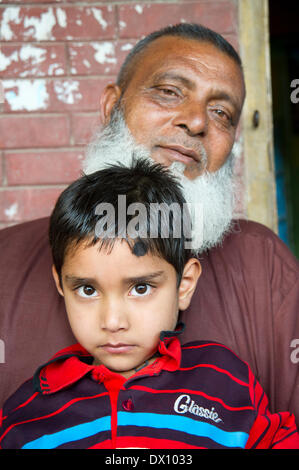 Maimansingh, Bangladesch. 23. Februar 2014. 23. Februar 2014, blicken Mymensingh, Bangladesch - ein Großvater und sein Enkel auf während einer Preisverleihung für Kinder, die Verwendung einer Bibliothek rehabilitiert von Absolventinnen und Absolventen des Leadership Development Program in der Gemeinde Rogobpur. © David Snyder/ZUMAPRESS.com/Alamy Live-Nachrichten Stockfoto