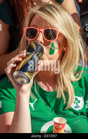 London, Vereinigtes Königreich 16. März 2014. Eine junge Frau trinkt während der Feierlichkeiten zum St. Patrick's Day eine Dose Cider. Stockfoto