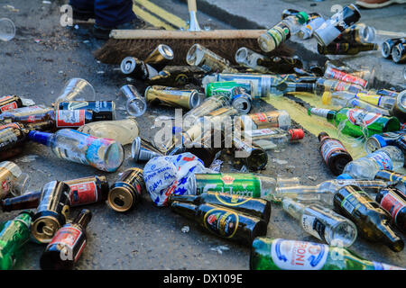 Rat Arbeitnehmer klar mit leeren Flaschen und Dosen Bier nach feiern. London. Großbritannien Stockfoto