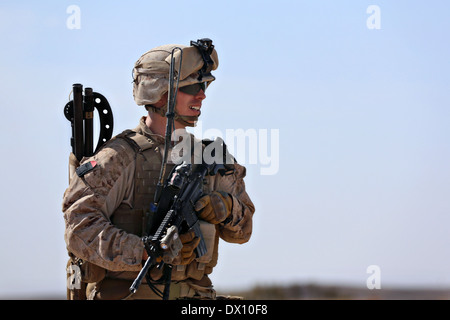 US Marine Corps CPL Nathon Swygart, Teamleiter Feuer mit dem 9. Marine Regiment, sorgt für Sicherheit während einer Patrouille 5. März 2014 in der Provinz Helmand, Afghanistan. Stockfoto