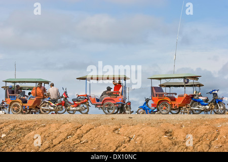 Tuk Tuk (trishaw)t Axi Fahrer, warten auf Miete, Entspannen und Plaudern von Tonle SAP See, Ufer in der Nähe von Siem Reap, Kambodscha, 2009. Stockfoto