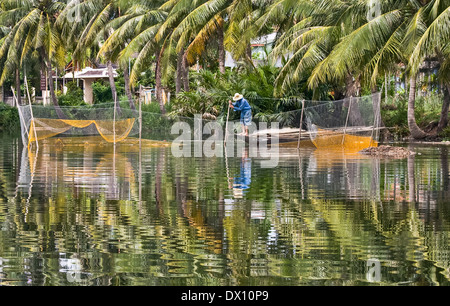 Thu Bon Fluss im Hoi an ein (Faifoo), ein Ostmeer Küstenstadt an der zentralen Küste von Südvietnam: Fischer dazu neigt seine Netze Stockfoto