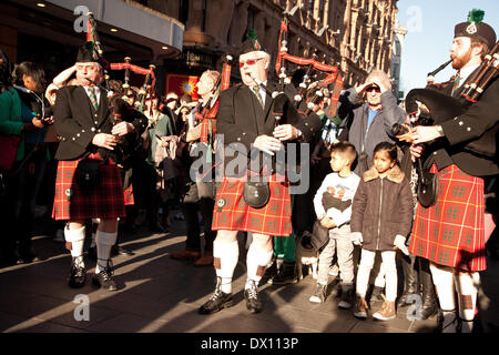 London, UK. 16. März 2014. Der Bürgermeister von London St. Patricks Day Feier fand im Herzen der Hauptstadt mit einer Parade und Sondervorstellungen Credit: Adina Tovy/Alamy Live News Stockfoto