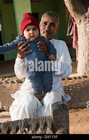 1 indische Bauern sitzen mit Kindern Stockfoto