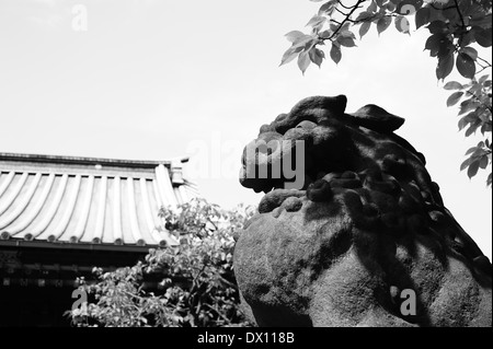 Komainu Statue am Nezu Schrein, Tokyo, Japan Stockfoto