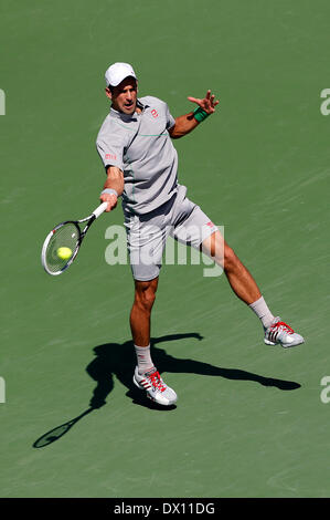 15. März 2014: Novak Djokovic Serbien gibt einen Schuss auf John Isner während der BNP Paribas Open Herren Einzel Halbfinale in Indian Wells Tennis Garden in Indian Wells CA. Stockfoto