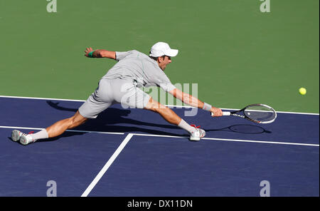 15. März 2014: Novak Djokovic Serbien gibt einen Schuss auf John Isner während der BNP Paribas Open Herren Einzel Halbfinale in Indian Wells Tennis Garden in Indian Wells CA. Stockfoto