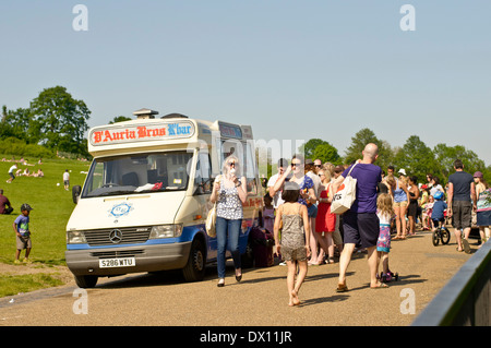 Eiswagen In Hampstead Heath an einem sonnigen Nachmittag Stockfoto
