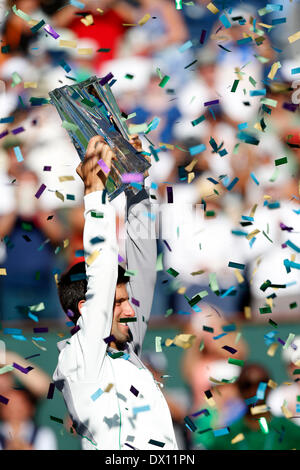 16. März 2014: Novak Djokovic Serbien hält die Champions Trophy nach dem Sieg über Roger Federer der Schweiz während der Männer Finale der BNP Paribas Open in Indian Wells Tennis Garden in Indian Wells CA ist. Stockfoto