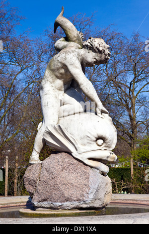 Alexander Munros junge mit einem Delphin Wundertätigkeit im Hyde Park, London. Stockfoto