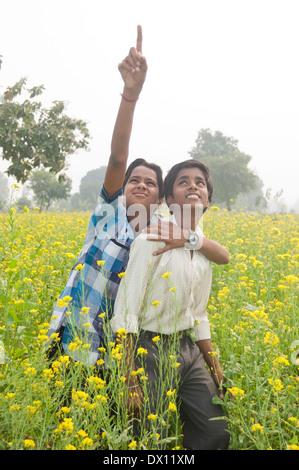 Indische Kinder im Hof stehen Stockfoto