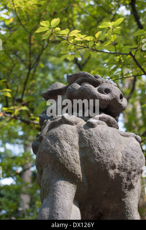 Komainu Statue am Nezu Schrein, Tokyo, Japan Stockfoto