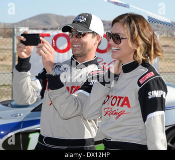 Rosamond ca. 15. März 2014. Schauspieler Colin Egglesfield(L) und Schauspielerin Tricia Helfer posieren für Fotos, als prominente in der Long Beach Grand Prix racing mit Lehrern im Toyota-Rennwagen auf dem Willow Springs International Raceway. Foto von Gene Blevins/LA DailyNews/ZumaPress © gen Blevins/ZUMAPRESS.com/Alamy Live-Nachrichten Stockfoto