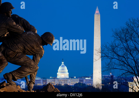 Marine Corps War Memorial in Arlington oder Iwo Jima Flagge Statue; DC-Skyline mit Lincoln Memorial; Washington Monument; U.S. Capitol Stockfoto