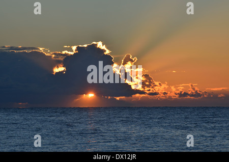 See Issyk Kol bei Sonnenaufgang, Tien-Shan-Gebirge, Kirgisistan Stockfoto