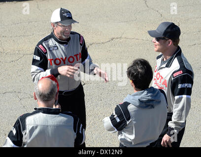 Rosamond ca. 15. März 2014. Ehemaliger NASCAR-Rennfahrer Kyle Petty(L) mit anderen Prominenten auf ihre Fahrkünste als spricht, wie sie Rennen für den bevorstehenden Long Beach Grand Prix mit Lehrern im Toyota-Rennwagen auf dem Willow Springs International Raceway Samstag üben. Foto von Gene Blevins/LA DailyNews/ZumaPress © gen Blevins/ZUMAPRESS.com/Alamy Live-Nachrichten Stockfoto