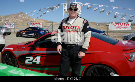 Rosamond ca. 15. März 2014. Der zweimalige Indy 500 Racer bekommt Al Unser Jr. bereit für das Rennen mit den Promis in der Long Beach Grand Prix beim Training, die Rennen mit Lehrern im Toyota-Rennwagen auf dem Willow Springs International Raceway Samstag. Foto von Gene Blevins/LA DailyNews/ZumaPress © gen Blevins/ZUMAPRESS.com/Alamy Live-Nachrichten Stockfoto