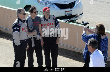 Rosamond ca. 15. März 2014. (L-R) Prominente Eric Braeden, Adrien Brody und VP von Ochsner Health System Dr. William Pinsky posieren für Fotos auf dem Willow Springs International Raceway. Foto von Gene Blevins/LA DailyNews/ZumaPress © gen Blevins/ZUMAPRESS.com/Alamy Live-Nachrichten Stockfoto