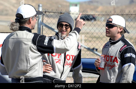 Rosamond ca. 15. März 2014. Ehemaliger NASCAR-Rennfahrer Kyle Petty(L) spricht mit Schauspieler Adrien Brody(C) und Max Thieriot auf ihre Fahrkünste, als wie sie Rennen für den bevorstehenden Long Beach Grand Prix mit Lehrern im Toyota-Rennwagen auf dem Willow Springs International Raceway Samstag üben. Foto von Gene Blevins/LA DailyNews/ZumaPress © gen Blevins/ZUMAPRESS.com/Alamy Live-Nachrichten Stockfoto