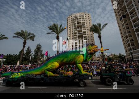 Holon, Israel. 16. März 2014. Ein riesiger Schwimmer besucht Kostuemfasching Holon Purim Parade 2014 in Holon, zentral-Israel am 16. März 2014. Purim, feierte in diesem Jahr vom 15. März bis Einbruch der Dunkelheit, 16 März, Sonnenuntergang ist ein jüdischer Feiertag, der die Befreiung des jüdischen Volkes im antiken Perserreich erinnert, wo ein Grundstück gebildet worden war, um sie zu zerstören. Bildnachweis: Xinhua/Alamy Live-Nachrichten Stockfoto