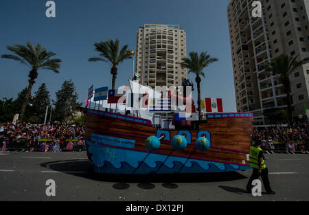 Holon, Israel. 16. März 2014. Ein riesiger Schwimmer besucht Kostuemfasching Holon Purim Parade 2014 in Holon, zentral-Israel am 16. März 2014. Purim, feierte in diesem Jahr vom 15. März bis Einbruch der Dunkelheit, 16 März, Sonnenuntergang ist ein jüdischer Feiertag, der die Befreiung des jüdischen Volkes im antiken Perserreich erinnert, wo ein Grundstück gebildet worden war, um sie zu zerstören. Bildnachweis: Xinhua/Alamy Live-Nachrichten Stockfoto