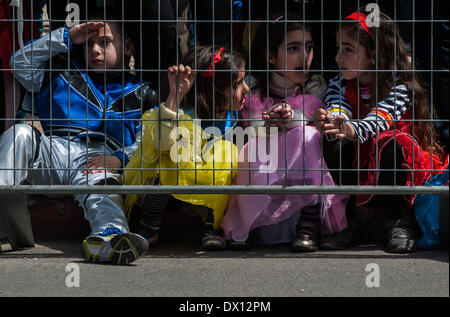 Holon, Israel. 16. März 2014. Israelische Kinder beobachten Kostuemfasching Holon Purim Parade 2014 in Holon, zentral-Israel am 16. März 2014. Purim, feierte in diesem Jahr vom 15. März bis Einbruch der Dunkelheit, 16 März, Sonnenuntergang ist ein jüdischer Feiertag, der die Befreiung des jüdischen Volkes im antiken Perserreich erinnert, wo ein Grundstück gebildet worden war, um sie zu zerstören. Bildnachweis: Xinhua/Alamy Live-Nachrichten Stockfoto