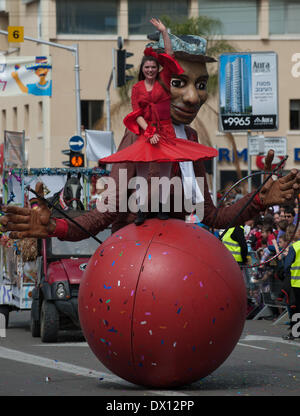 Holon, Israel. 16. März 2014. Akrobat führt während Kostuemfasching Holon Purim Parade 2014 in Holon, zentral-Israel am 16. März 2014. Purim, feierte in diesem Jahr vom 15. März bis Einbruch der Dunkelheit, 16 März, Sonnenuntergang ist ein jüdischer Feiertag, der die Befreiung des jüdischen Volkes im antiken Perserreich erinnert, wo ein Grundstück gebildet worden war, um sie zu zerstören. Bildnachweis: Xinhua/Alamy Live-Nachrichten Stockfoto