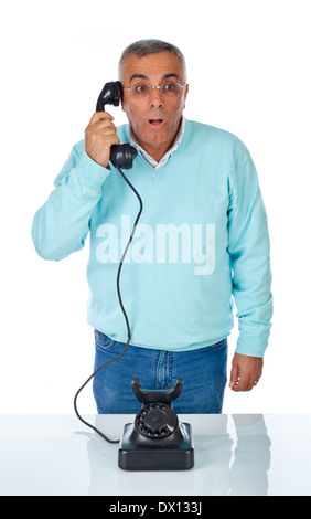 Angst Mann im Gespräch mit alten Bakelit Telefon auf weiß. Stockfoto