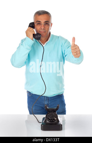Mann im Gespräch mit alten Bakelit Telefon auf weiß. Stockfoto