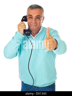 Mann im Gespräch mit alten Bakelit Telefon auf weiß. Stockfoto