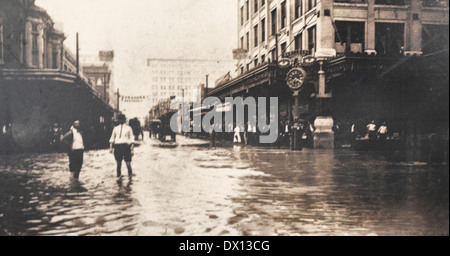 Hochwasser an Kreuzung von East Houston Street und St. Mary Street, San Antonio, Texas 1. Oktober 1913 Stockfoto