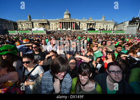 London UK. 15. März 2014. Hunderttausende Menschen verpackt in hinauszufahren und auf der Straße von St. Patricks Day Feierlichkeiten in London. Foto: siehe Li Credit: siehe Li/Alamy Live News Stockfoto