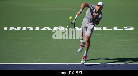 Indian Wells, Vereinigte Staaten. 16. März 2014. Novak Djokovic Serbien dient dazu, Roger Federer der Schweiz während ihre Männer Einzel Finale bei der BNP Paribas Open in Indian Wells, Kalifornien, USA am 16. März 2014. Novak Djokovic gewann 2: 1 um den Titel. Bildnachweis: Yang Lei/Xinhua/Alamy Live-Nachrichten Stockfoto