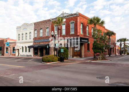 Zweistöckige Backstein gewerblich genutzten Gebäuden entlang der Centre Street im historischen Innenstadt von Fernandina Beach, Florida, USA. Stockfoto