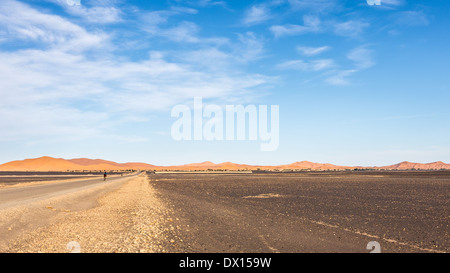 Ankunft in Mergouga Dorf im Herzen der Wüste Erg Chebbi, Marokko, Afrika Stockfoto