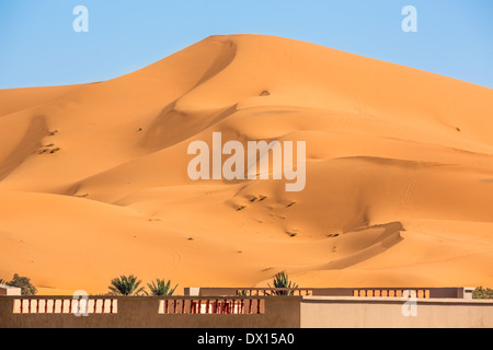 Ein kleines bisschen größer als normale Sandkasten im Garten, Merzouga, Marokko, Afrika Stockfoto