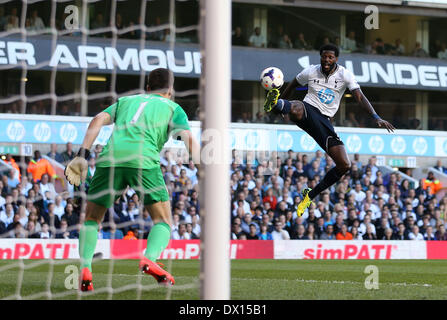 London, UK. 16. März 2014. 16. März 2014 - London, Vereinigtes Königreich - Tottenham Emmanuel Adebayor versucht den Ball zu kontrollieren. Tottenham Hotspur V Arsenal - Premier League - White Hart Lane - London - England - 16.03.2014 - Pic David Klein/Sportimage. Bildnachweis: Csm/Alamy Live-Nachrichten Stockfoto