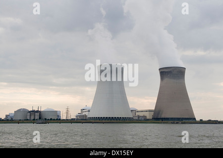 Kühltürme von Doel Kernkraftwerk in der Nähe von Antwerpen, Belgien Stockfoto