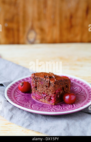 Stück Schokoladen-Brownies auf einem Teller, Essen Stockfoto