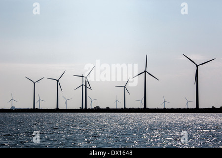 Windkraftanlagen, die Stromerzeugung in Kopenhagens Hafen Stockfoto