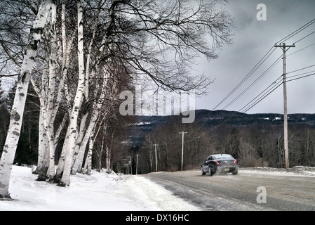 Jaguar XJ AWD fahren auf einer Bergstraße im Winter in der Nähe von Skigebiet Stowe Vermont New England USA Stockfoto