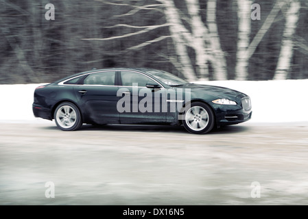 Jaguar XJ AWD Fahrt auf einer Winter-Straße in der Nähe von Stowe Vermont USA Stockfoto