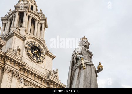 Details von St. Paul's Cathedral in London. Niedrigen Winkel. Stockfoto