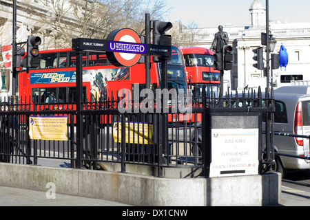 Unterirdische Zeichen und London-Bus auf den Straßen von London England Stockfoto