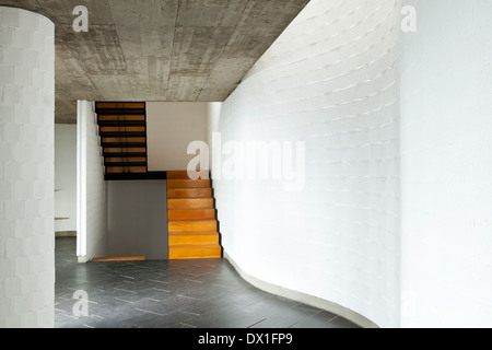 innen moderne Villa, Passage, Holztreppe Stockfoto